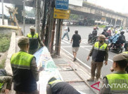 Bawaslu DKI Bersama Satpol PP Tertibkan Alat Peraga Kampanye Bacaleg