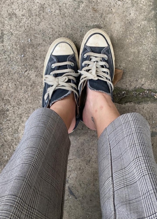 Tali sepatu kiri dan kanan berbeda. (Foto MP/Shenna).jpeg