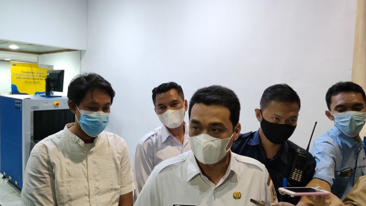 Wakil Gubernur DKI Jakarta Ahmad Riza Patria memberikan keterangan pada awak media di Balai Kota Jakarta, Rabu (6/10/2021). ANTARA/Ricky Prayoga