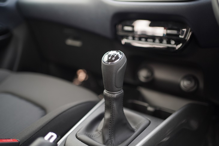 Kebiasaan Berkendara untuk Menjaga Performa Mobil Bertransmisi Manual