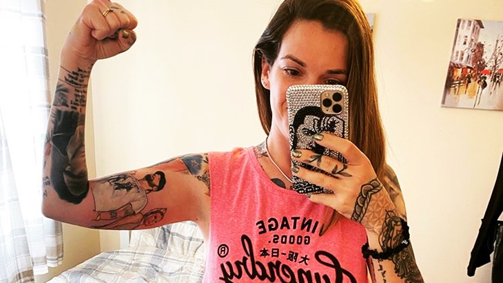 Seorang Perempuan Cetak Rekor Dunia dengan Tato Eminem Terbanyak di Tubuhnya