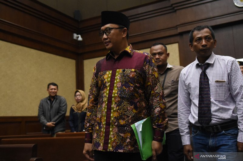 Terdakwa kasus dugaan suap di Kemenpora Imam Nahrawi (kiri) berjalan memasuki ruangan untuk menjalani sidang lanjutan di Pengadilan Tipikor, Jakarta, Rabu (11/3). ANTARA FOTO/Akbar Nugroho Gumay/hp