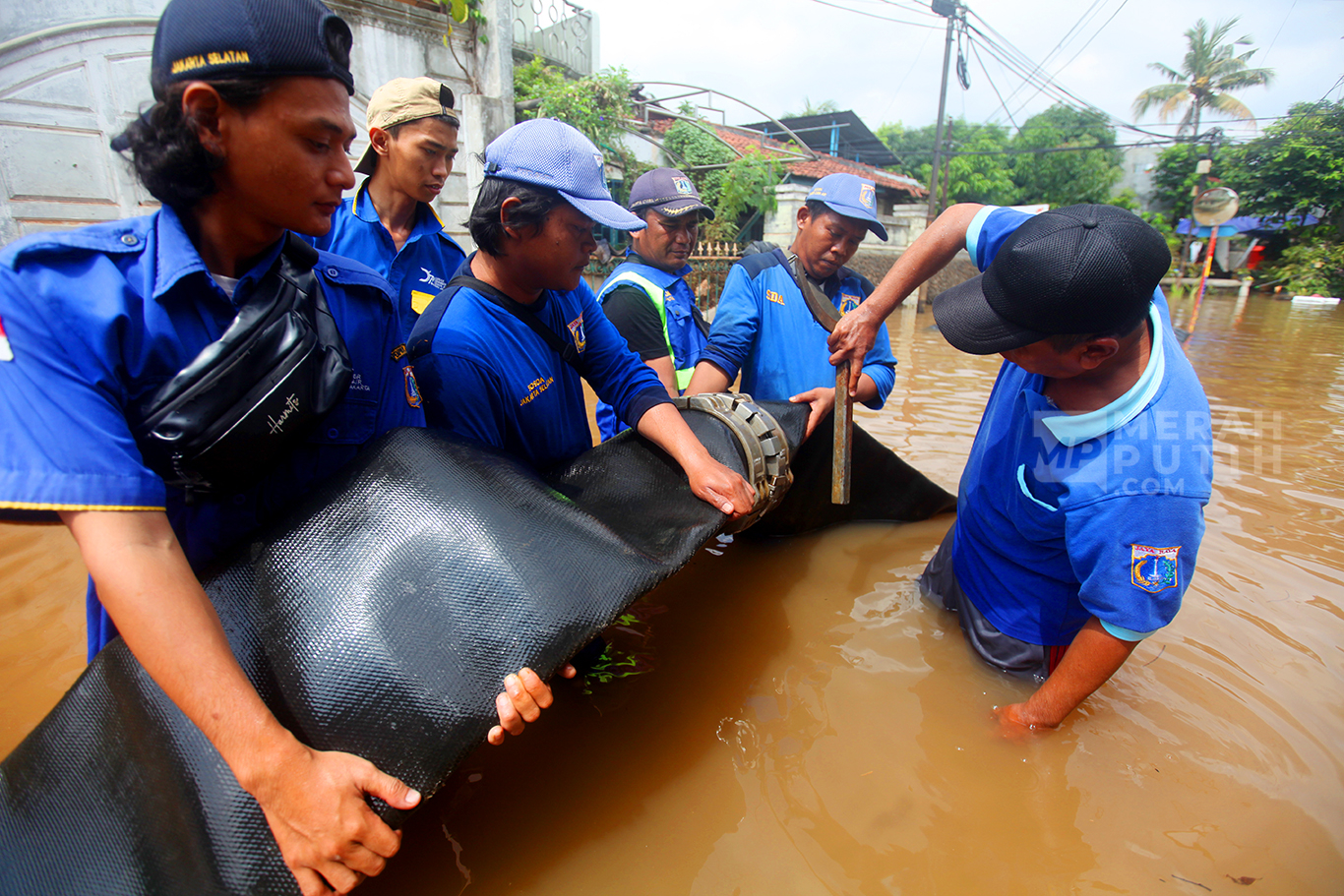 Siagakan Pompa Air Tangani Banjir Luapan Kali Pesanggrahan di IKPN Bintaro Jakarta Selatan