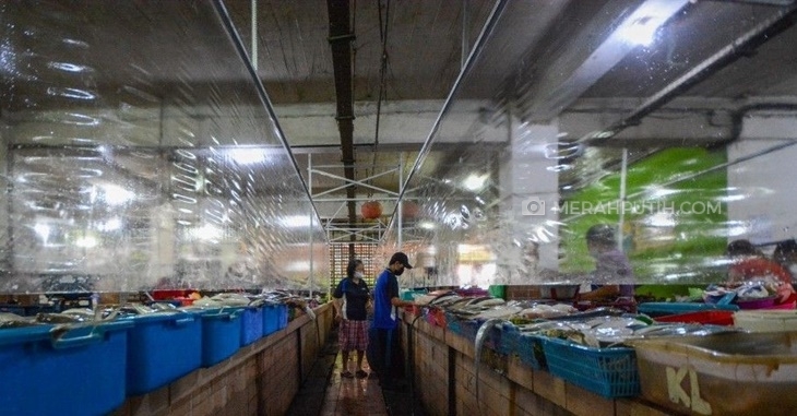 Benteng Plastik Pertahanan Pasar Genteng Surabaya Hadapi New Normal Corona