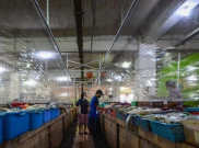 Benteng Plastik Pertahanan Pasar Genteng Surabaya Hadapi New Normal Corona