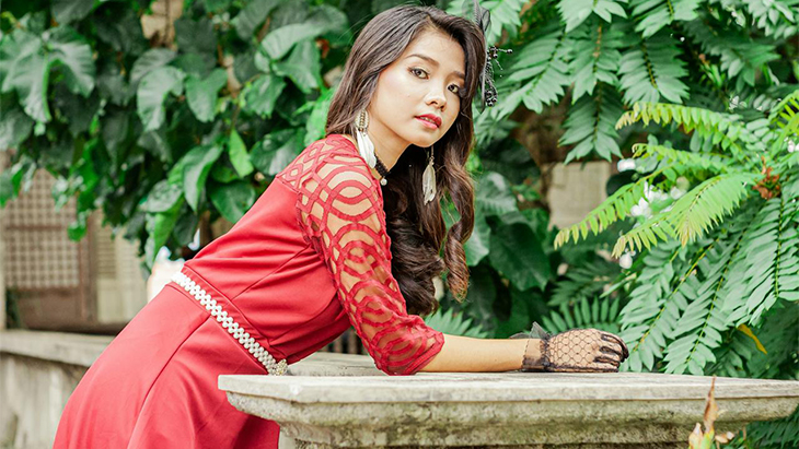 Bahagia jadi Stand  Out, Pilih Outfit Serbamerah untuk Natal