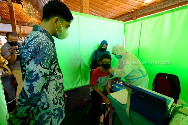   Wali Kota Solo Gibran Rakabuming Raka meninjau vaksinasi massal di Balai Kota, Kamis (30/9). (MP/Ismail)