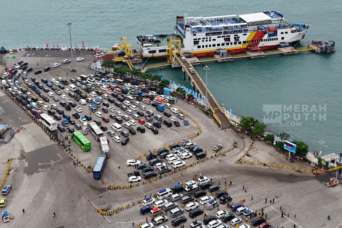 Pantauan Udara Kepadatan Puncak Arus Mudik di Pelabuhan Merak pada H-3 Lebaran