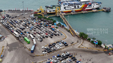 Pantauan Udara Kepadatan Puncak Arus Mudik di Pelabuhan Merak pada H-3 Lebaran