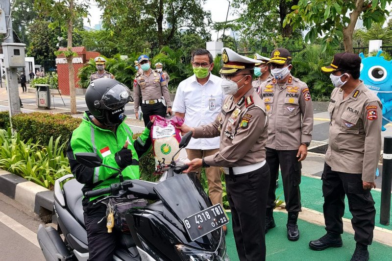 Polisi lalu lintas membagikan bantuan sembako kepada pengendara di Jakarta dalam rangka Operasi Keselamatan Jaya 2020, Rabu (8/4/2020). Operasi Keselamatan Jaya rencananya akan berjalan selama 14 hari dalam rangka mencegah wabah COVID-19. (ANTARA/HO-Polda Metro Jaya).
