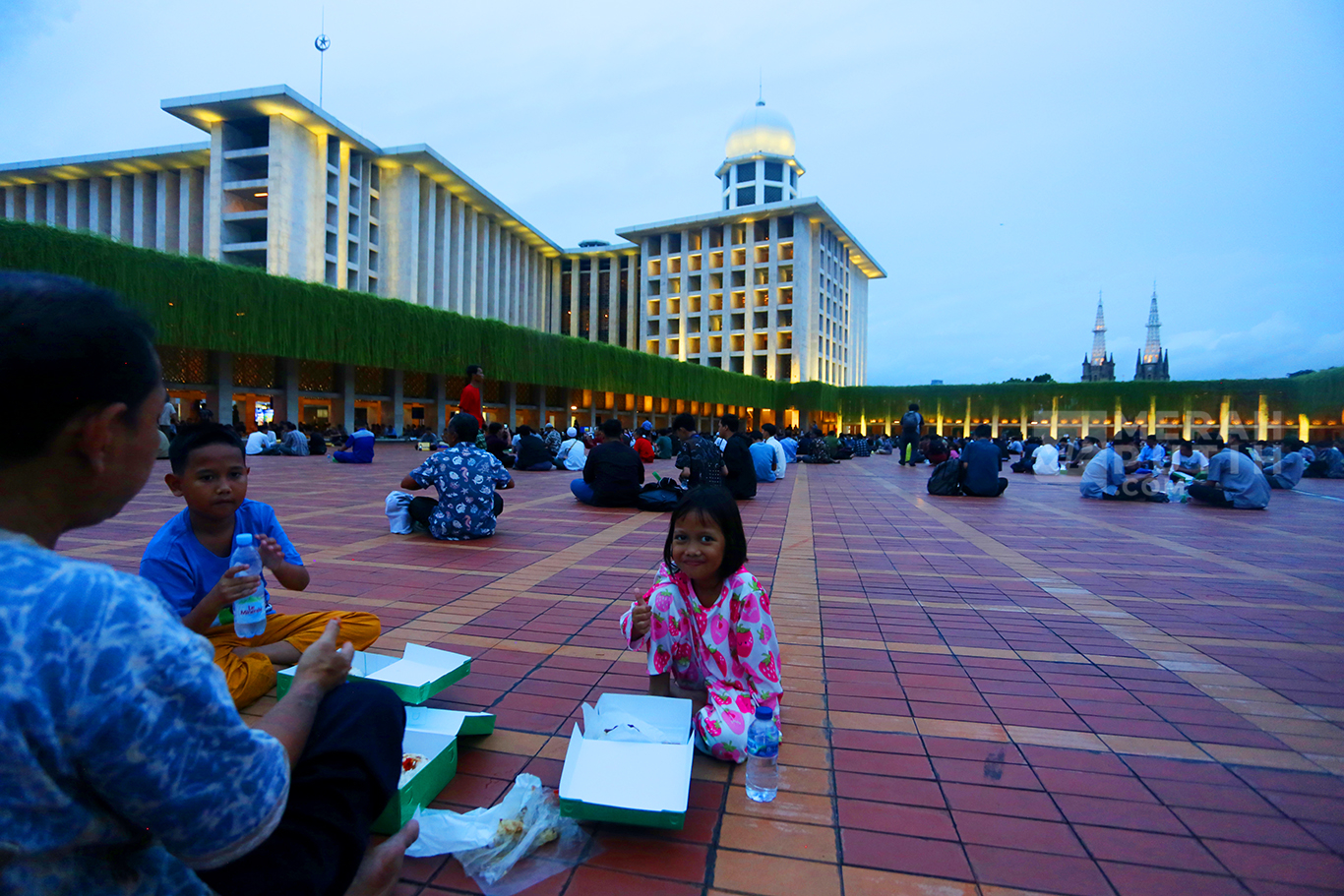 Ribuan Umat Muslim Berbuka Puasa Bersama Ramadan 1447 H di Masjid Istiqlal Jakarta