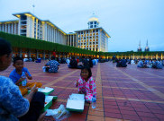 Ribuan Umat Muslim Berbuka Puasa Bersama Ramadan 1447 H di Masjid Istiqlal Jakarta