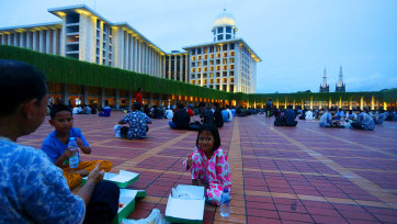 Ribuan Umat Muslim Berbuka Puasa Bersama Ramadan 1447 H di Masjid Istiqlal Jakarta