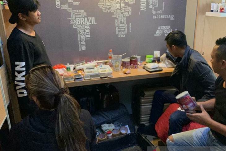 Satuan Reserse Narkoba Polres Metro Jakarta Barat mengungkap dan menggagalkan penyelundupan narkoba jenis sabu-sabu oleh jaringan internasional asal Malaysia. ANTARA/HO-Polres Metro Jakarta Barat
