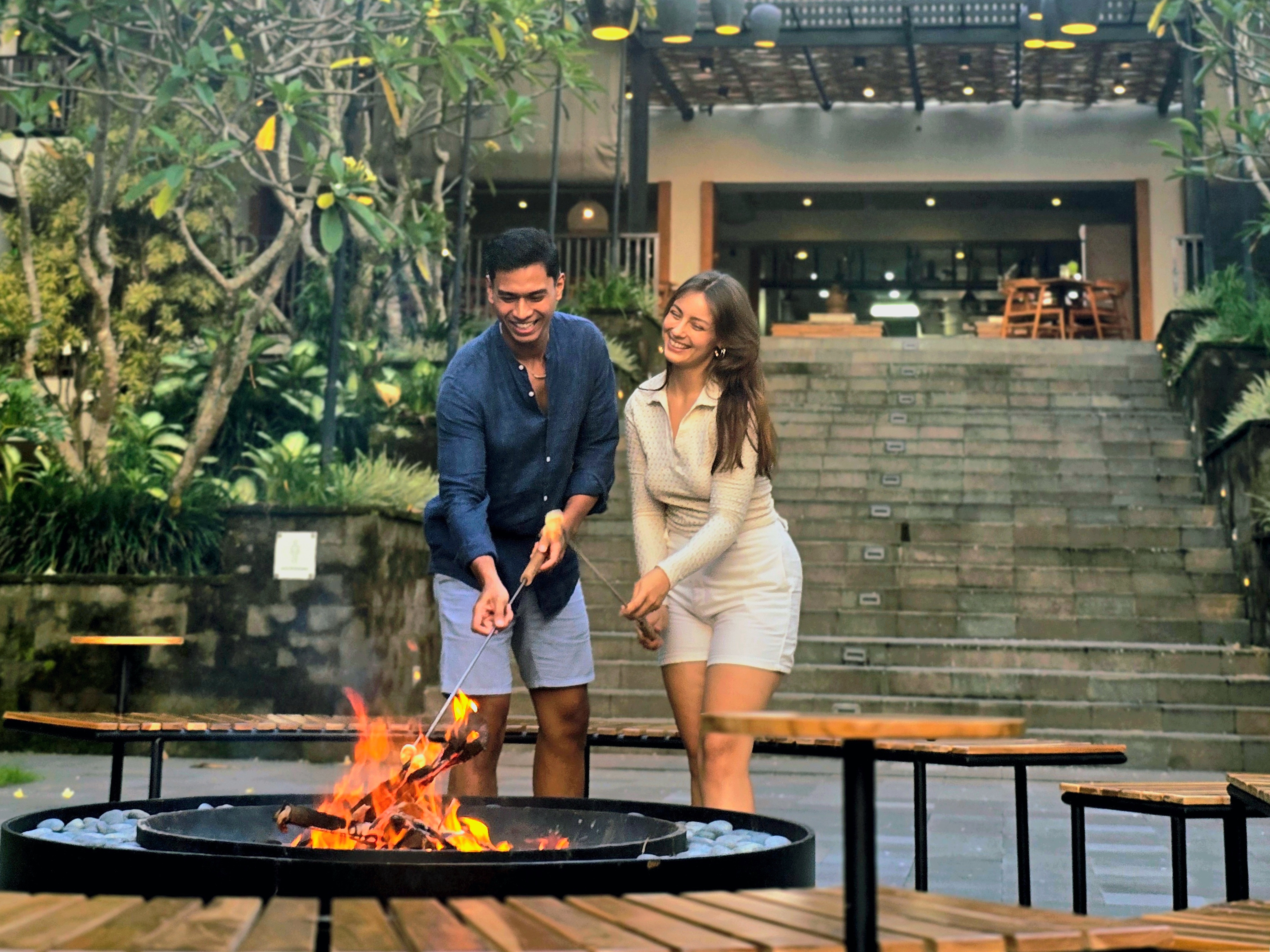Bersantai di area api unggun di Element by Westin Ubud. Foto: Dok. Marriott