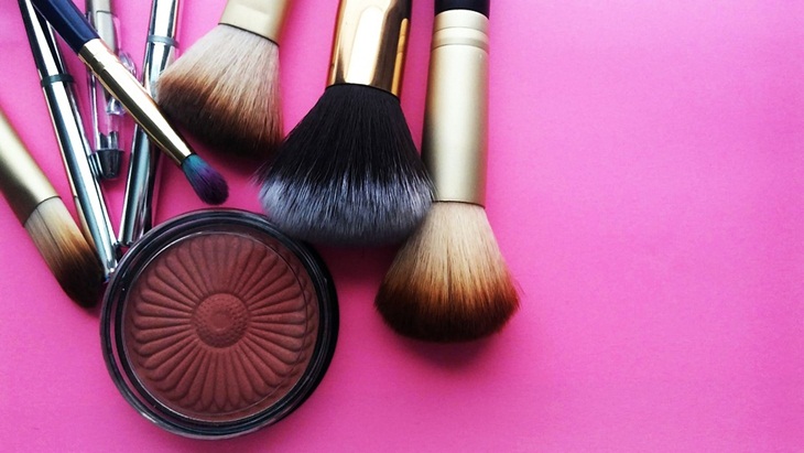 Berika warna merah muda pada tulang pipi. (Foto: Pixabay/Lovesevenforty)