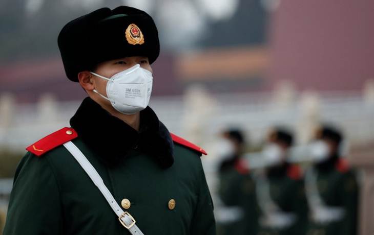 Anggota paramiliter menggunakan masker saat berjaga di Gerbang Tiananmen, saat sejumlah wilayah dilanda wabah virus corona baru, Senin (27/1/2020). ANTARA/REUTERS/CARLOS GARCIA RAWLINS/tm.