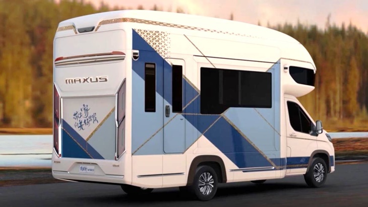 Mobil Van Camper yang Dilengkapi dengan Lift