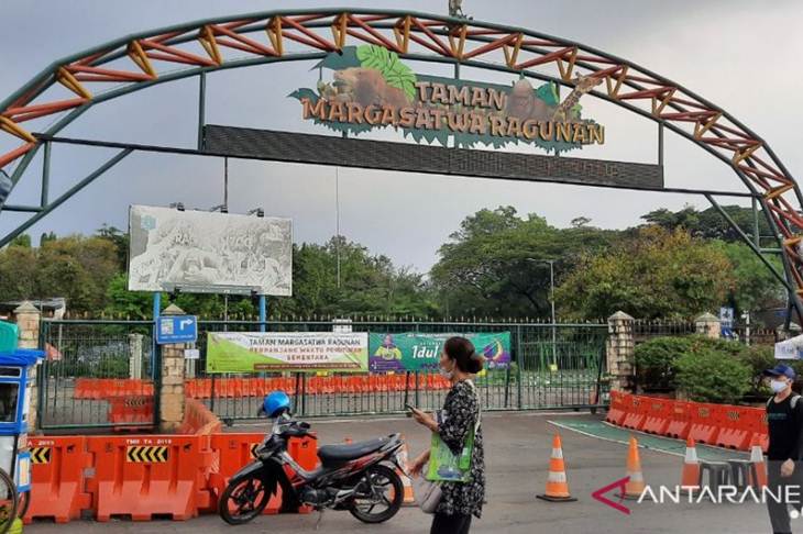 Sejumlah warga melintas di depan gerbang utama Kebun Binatang Ragunan, Jakarta Selatan yang masih ditutup untuk pengunjung sejak pandemi COVID-19, Jumat (29/5/2020) (ANTARA/Laily Rahmawaty)
