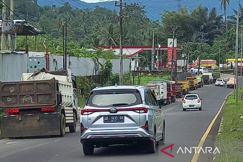 Sejumlah kendaraan beroda empat sedang mengantre solar di salah satu SPBU, di Kota Manado, Senin (28/3/2022). ANTARA/NANCY LYNDA TIGAUW.