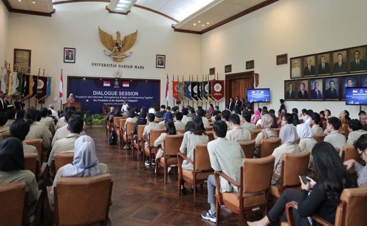 Presiden Singapura Halimah Jacob bertemu dengan para mahasiswa UGM di Yogyakarta