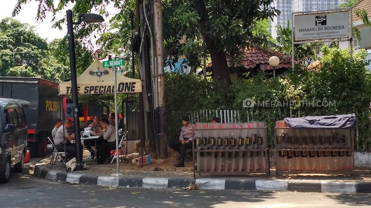 Aroma Bebauan Ini Sesekali Muncul di Kantor YLBHI Usai Dikepung Massa Anti-PKI