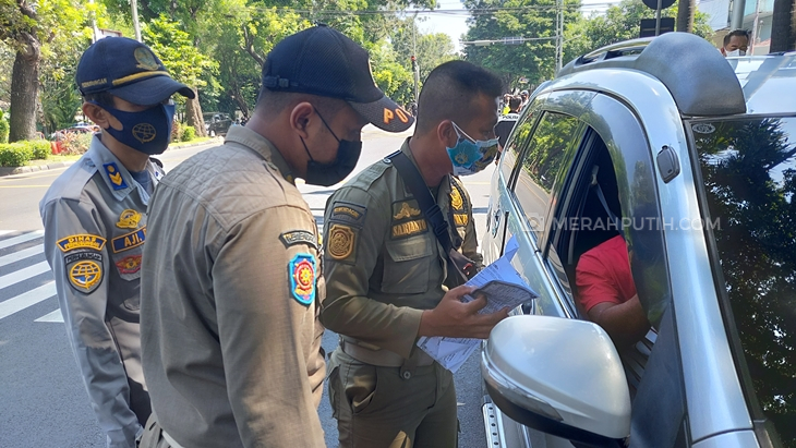 Petugas Satpol PP Solo melakukan penyekatan di daerah perbatasan selama PPKM. (MP/Ismail)
