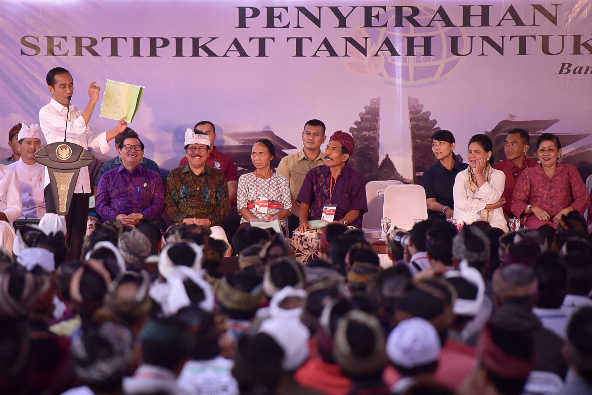 Pembangian sertifikat tanah. (Foto: setkab.go.id).
