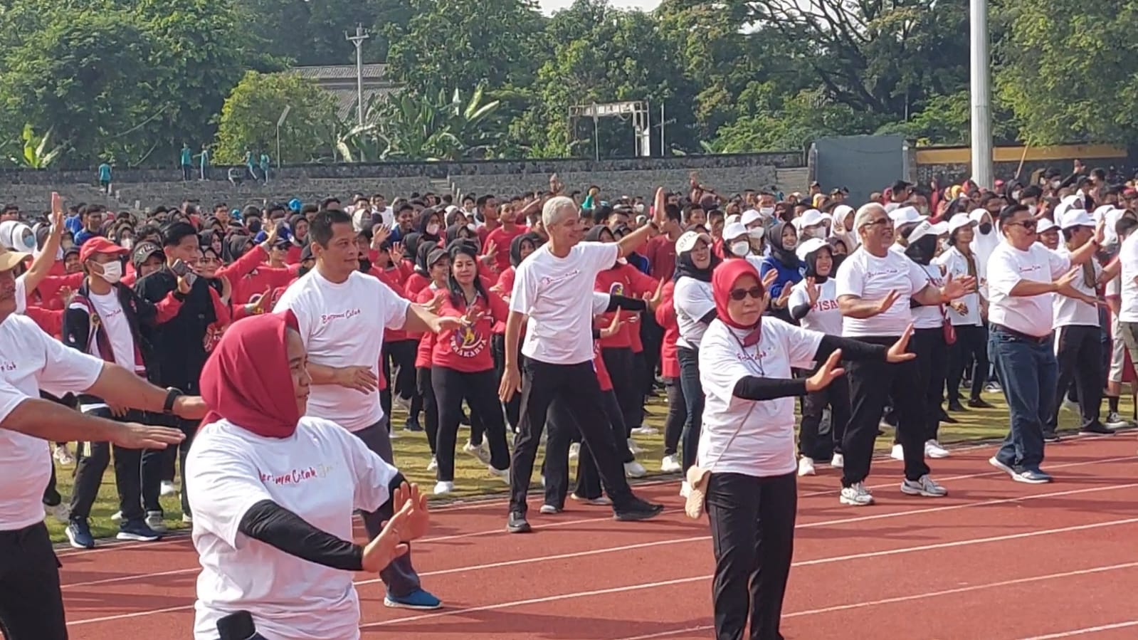 Gubernur Jawa Tengah Ganjar Pranowo senam bersama dalam rangka peringatan Haornas di Stadion Sriwedari Solo, Jumat (9/9). (MP/Ismail)