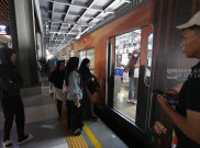Perempuan Berjibaku di Kereta Commuter Line, di Antara Desakan dan Harapan