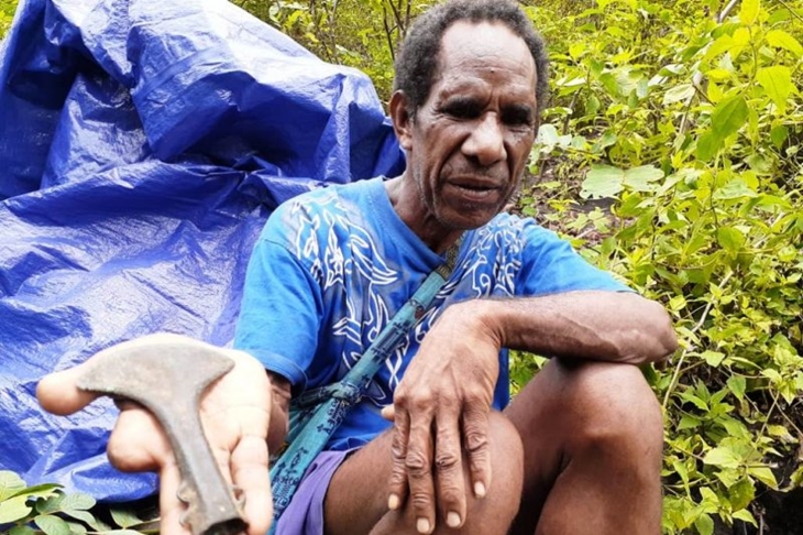 Kapak perunggu yang didapatkan oleh warga Dondai ketika sedang berkebun di daerah Sentani, Kabupaten Jayapura, Papua. (ANTARA/HO-Balai Arkeologi Papua) /media/ee/e7/76/eee7764ad0e9b744f137a804f07a10e7.jpg Kapak perunggu yang didapatkan oleh warga Dondai ketika sedang berkebun di daerah Sentani, Kabupaten Jayapura, Papua. (ANTARA/HO-Balai Arkeologi Papua)