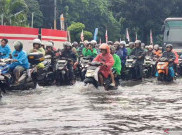 Jalan DI Panjaitan Jakarta Banjir 50 Cm, Hanya Bisa Dilalui Satu Lajur