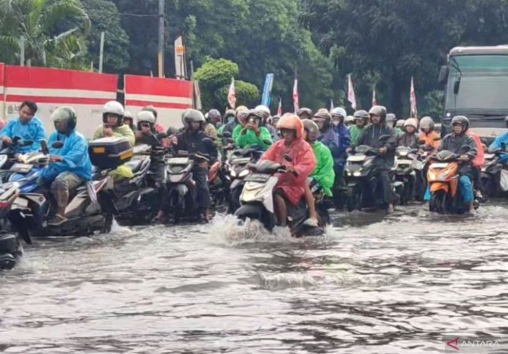 4 Pompa Dikerahkan Sedot Banjir Jalan DI Panjaitan Cipinang, Pasukan Oranye Bantu Atur Lalin