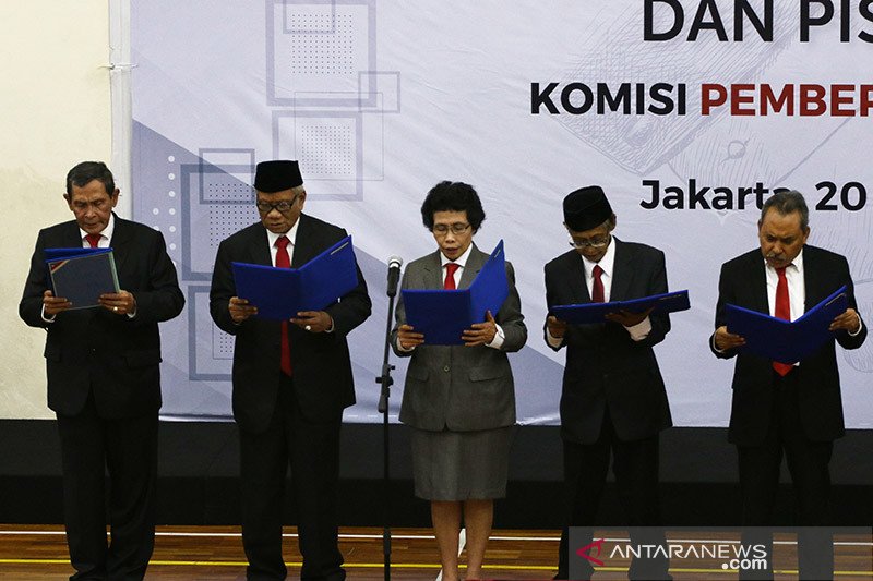 (Dari kiri) Ketua Dewan Pengawas KPK Tumpak Hatorangan Panggabean bersama anggota Harjono, Albertina Ho, Artidjo Alkostar, dan Syamsuddin Haris membacakan pakta integritas saat serah terima jabatan Pimpinan dan Dewan Pengawas KPK di Gedung KPK RI, Jakarta, Jumat (20-12-2019). Lima pimpinan KPK, yakni Firli Bahuri, Lili Pintauli Siregar, Nurul Ghufron, Nawawi Pomolango, Alexander Marwata, dan lima anggota Dewan Pengawas KPK yaitu Tumpak Hatorangan Panggabean, Artidjo Alkostar, Harjono, Albertina Ho dan Syamsuddin Haris resmi menjabat sebagai Pimpinan dan Dewan Pengawas KPK periode 2019—2023. ANTARA FOTO/Rivan Awal Lingga/wsj.