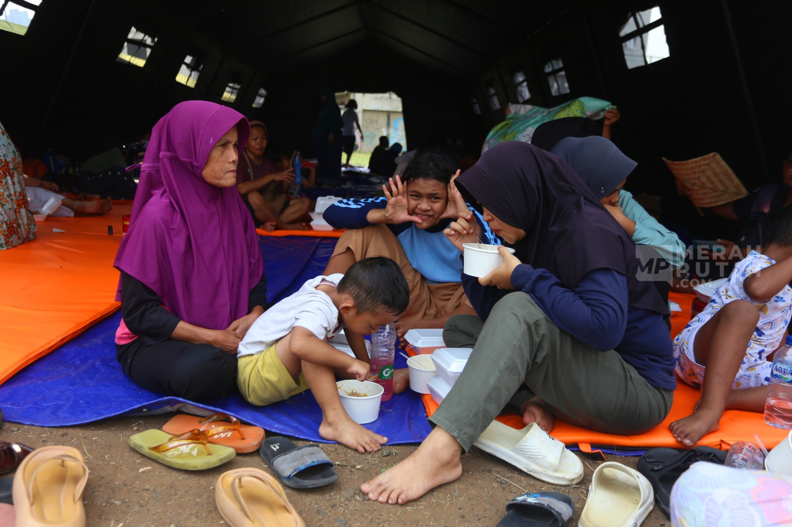 Sejumlah pengungsi korban kebakaran Pasar Jiung beraktivitas di tenda darurat yang didirikan di kawasan Kebon Kosong, Kemayoran, Jakarta Pusat, Selasa (2/6/2026).
 
