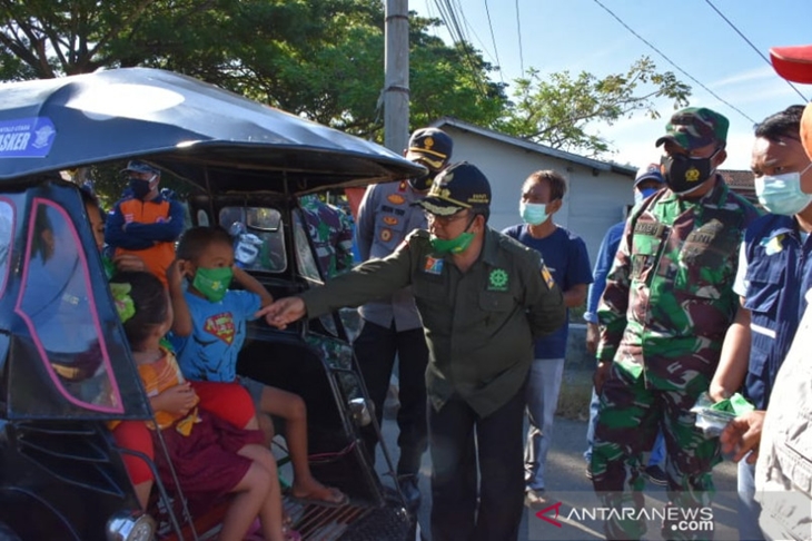 Bupati Gorontalo Utara, Indra Yasin, bersama unsur Forkopimda melakukan penegakan disiplin kesehatan taat pakai masker, kepada pengunjung pasar Molingkapoto, Kwandang. (ANTARA/HO)