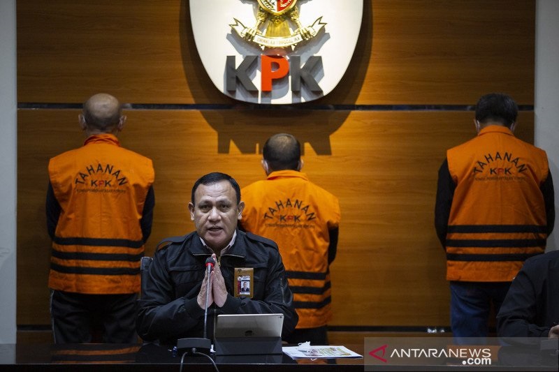 Ketua KPK Firli Bahuri menyampaikan keterangan pers terkait Operasi Tangkap Tangan (OTT) Gubernur Sulawesi Selatan di gedung KPK, Jakarta, Minggu (28/2/2021) dini hari. KPK menetapkan tiga orang tersangka dalam OTT terkait kasus dugaan suap proyek infrastruktur di lingkungan Pemerintah Provinsi Sulawesi Selatan dengan barang bukti uang sekitar dua miliar rupiah. ANTARA FOTO/Dhemas Reviyanto/rwa.