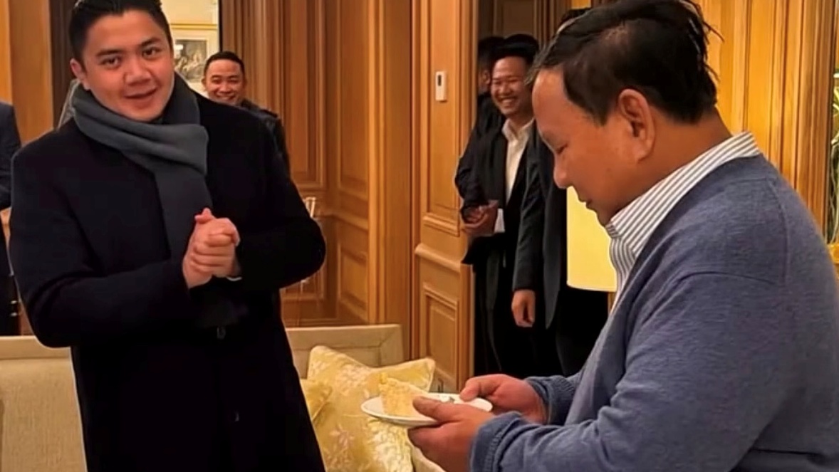 Kejutan Ultah Teddy di Paris, Potongan Kue Pertama untuk Prabowo