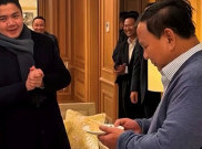 Kejutan Ultah Teddy di Paris, Potongan Kue Pertama untuk Prabowo