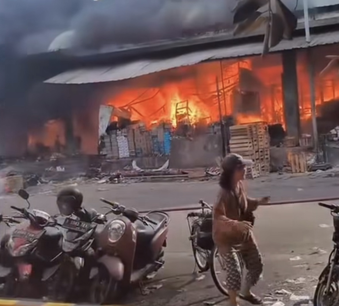 Kawasan Pasar Induk Kramat Jati Kebakaran, Pedagang Panik