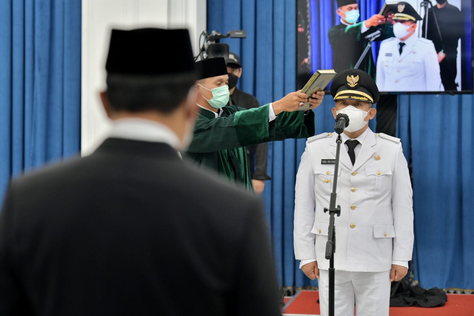 Yana Mulyana dilantik menjadi Wali Kota Bandung sisa masa jabatan 2018 - 2023, di Aula Barat Gedung Sate, Kota Bandung, Senin (18/4/2022). (MP/Iman)