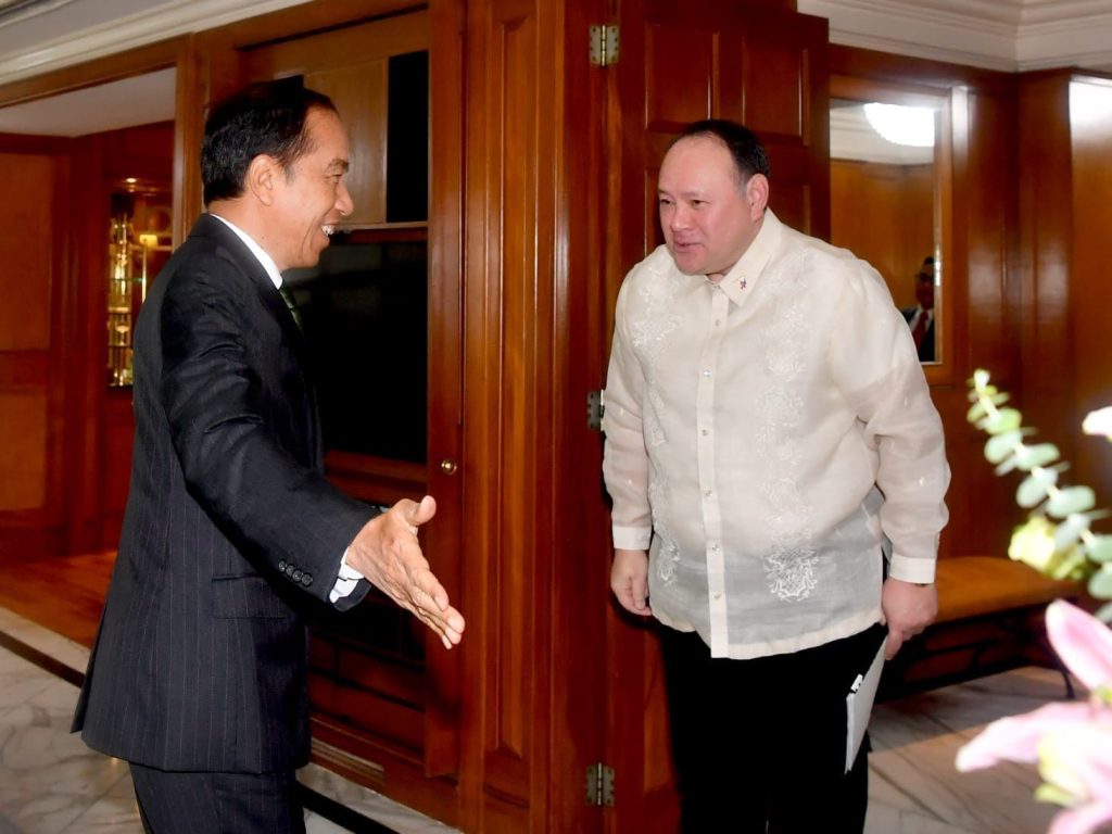Jokowi Tawarkan Pesawat Antikapal Selam ke Filipina