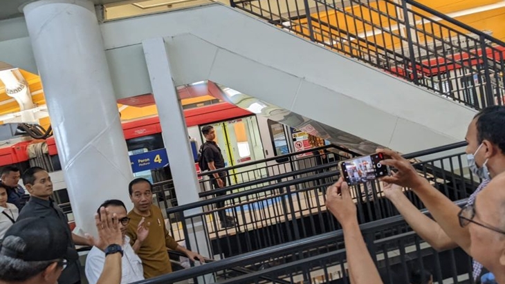 Presiden Jokowi Jajal Naik Kereta LRT Jabodebek