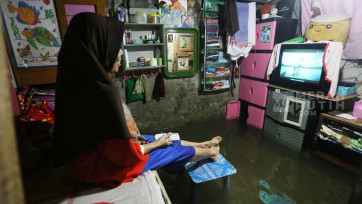 Hujan Deras Picu Banjir 50 Cm di Permukiman Padat Kapuk Cengkareng, Jakarta Barat