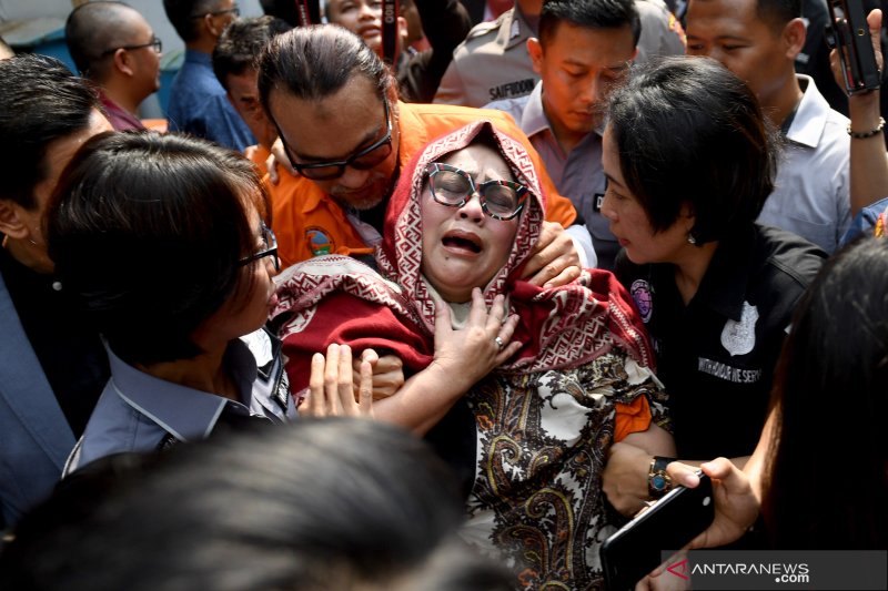 Tersangka kasus penyalahgunaan narkoba Tri Retno Prayudati alias Nunung (depan) dan July Jan Sambiran (belakang) menangis saat rilis kasus di Mapolda Metro Jaya, Jakarta, Senin (22/7/2019). (ANTARA FOTO/Akbar Nugroho Gumay/pras)
