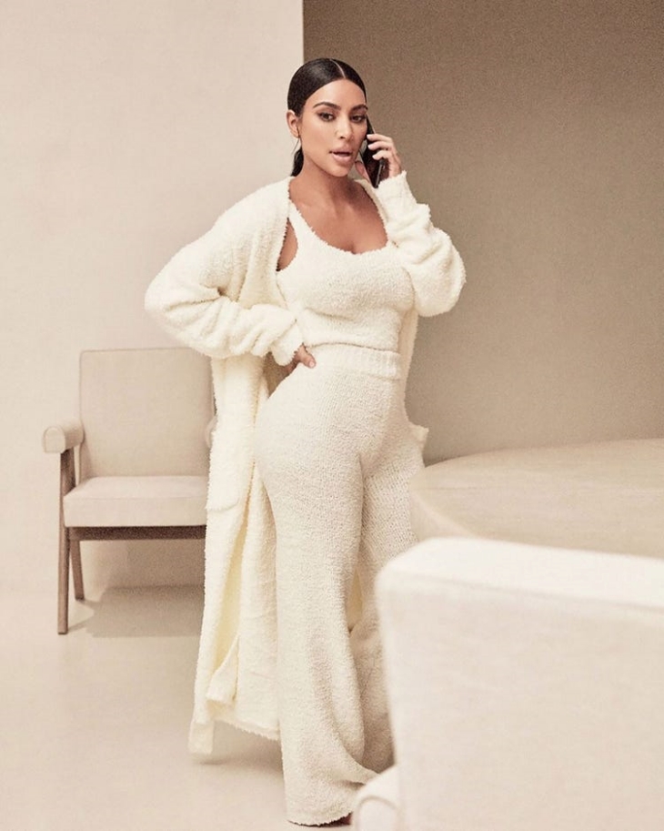 Kim Kardashian juga memproduksi pakaian loungewear. (Foto: insider.com)
