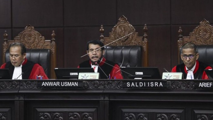 Ketua Majelis Hakim Mahkamah Konstitusi (MK) Anwar Usman (tengah) didampingi Majelis Hakim MK Saldi Isra (kanan) dan Aswanto (kiri) saat sidang MK (Foto: antaranews)