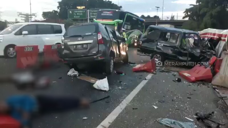 Kecelakaan Parah di Tol Cawang, Korban Tergeletak di Jalan