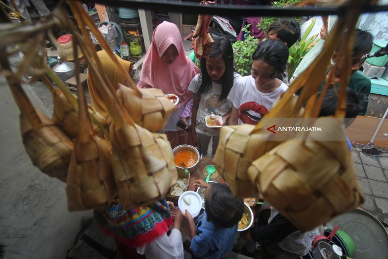 Ahli Ingatkan Penggunaan Plastik sebagai Pembungkus Lontong Bisa Menyebabkan Masalah Kesehatan Serius