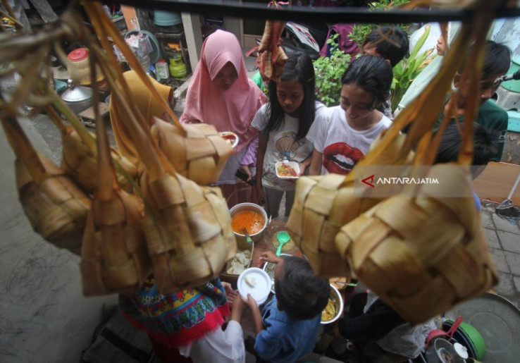 Ahli Ingatkan Penggunaan Plastik sebagai Pembungkus Lontong Bisa Menyebabkan Masalah Kesehatan Serius